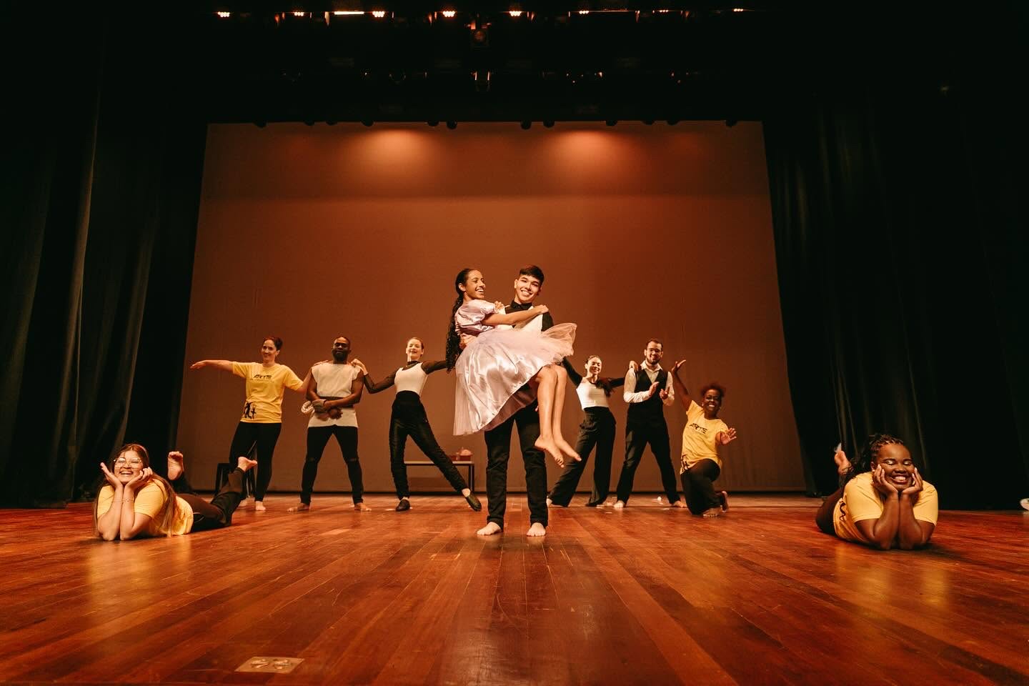 Crianças em uma aula de jazz