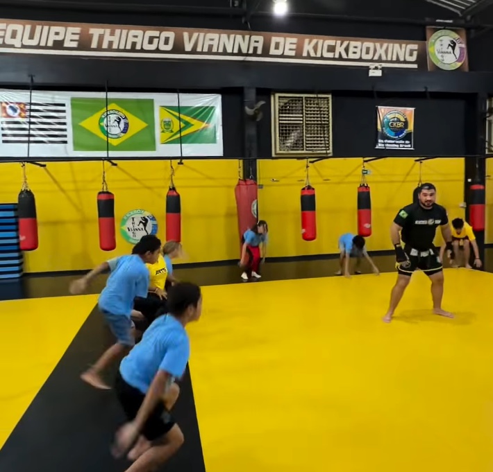 Crianças da POC treinando kickboxing no Centro de Treinamento Thiago Vianna
